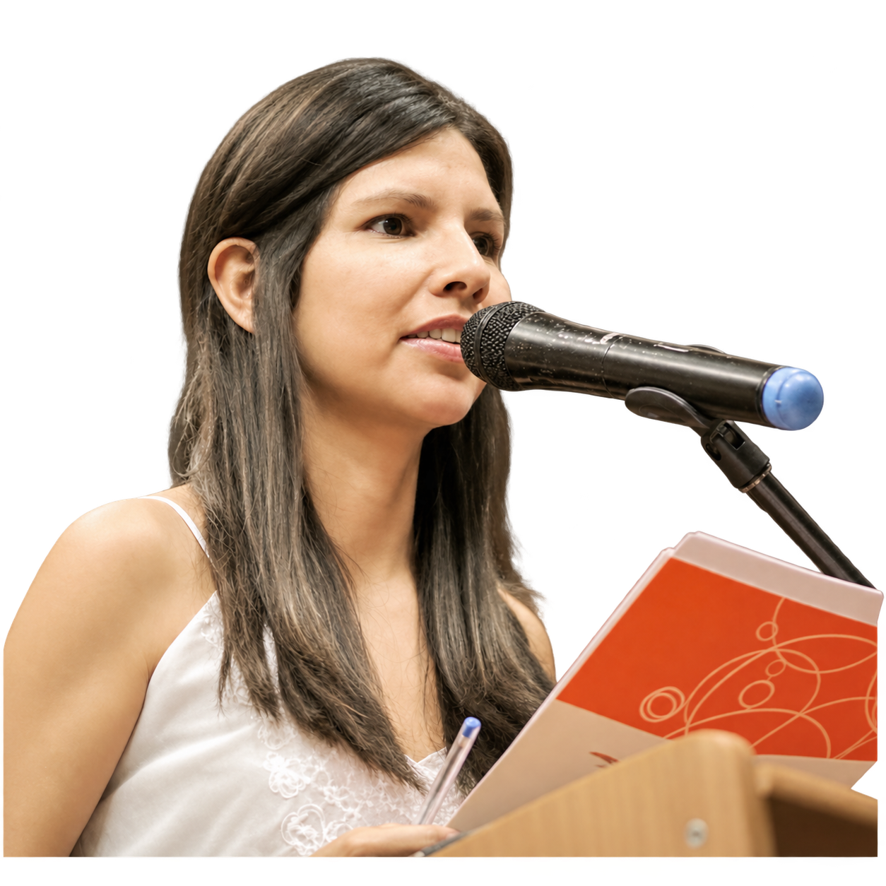 Gabriela Salazar como host, hablando al micrófono