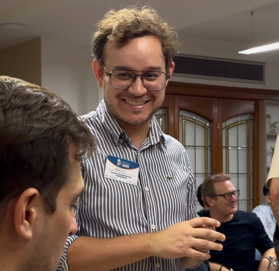 Participantes comparten un momento informal durante Pitch & Beer en abril de 2026