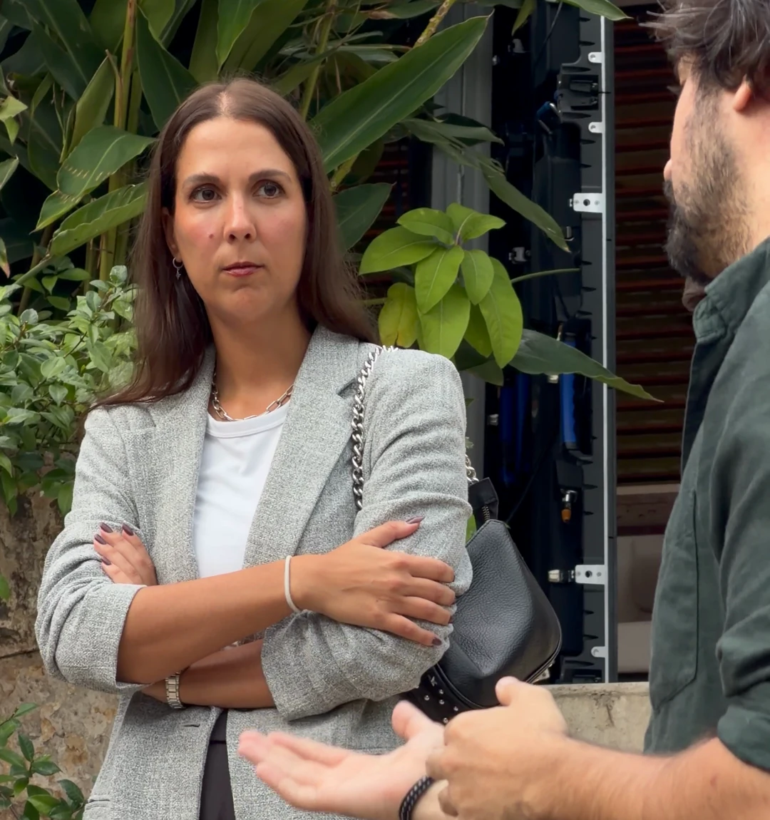Conversación entre participantes en el patio de Pitch & Beer, abril de 2026