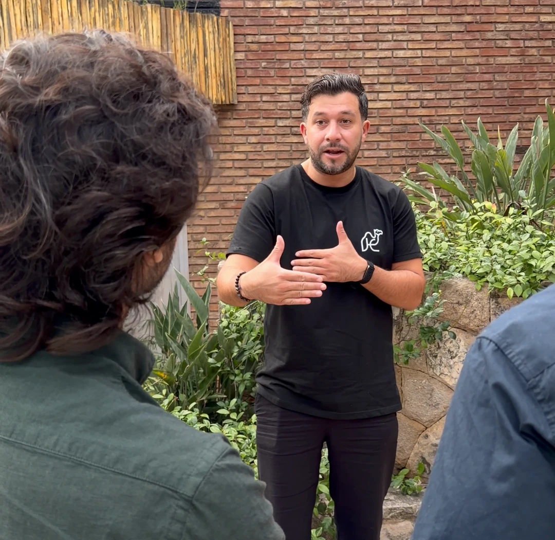 Un participante comparte su proyecto en una ronda de conversación en el patio